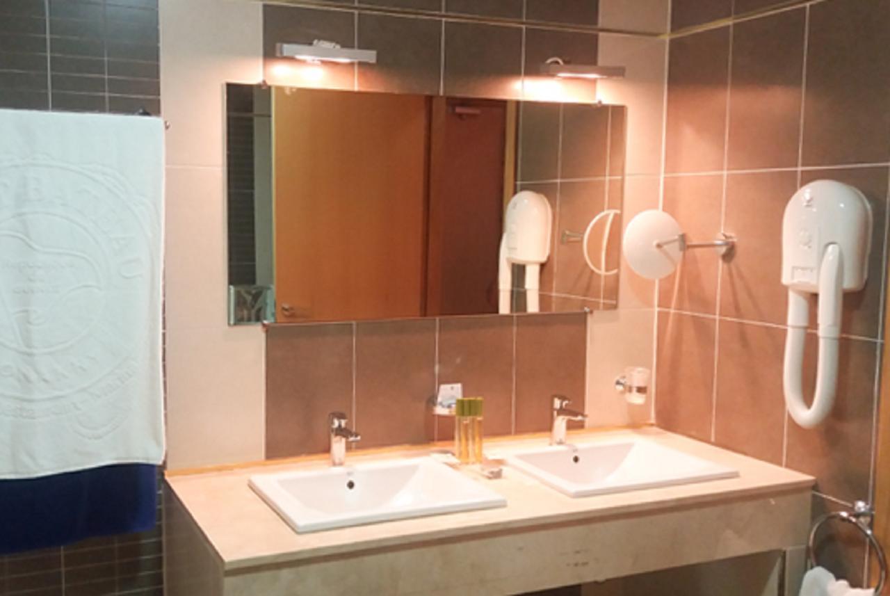 Hotel Le Petit Bateau Conakry Ngoại thất bức ảnh